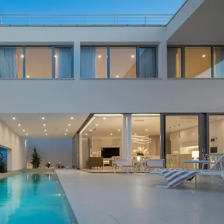 Luxury White Palace With Heated Pool * 特罗吉尔