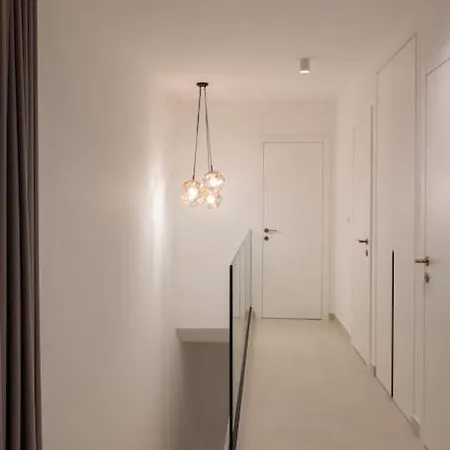 Luxury White Palace With Heated Pool 别墅 特罗吉尔