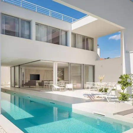 Luxury White Palace With Heated Pool 别墅