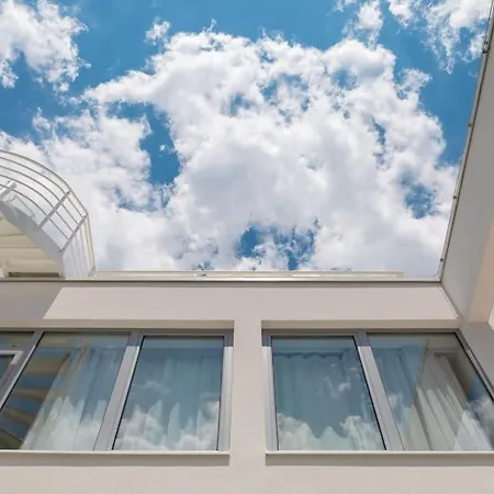 Luxury White Palace With Heated Pool 别墅 *
