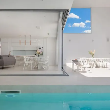 Luxury White Palace With Heated Pool 别墅 特罗吉尔