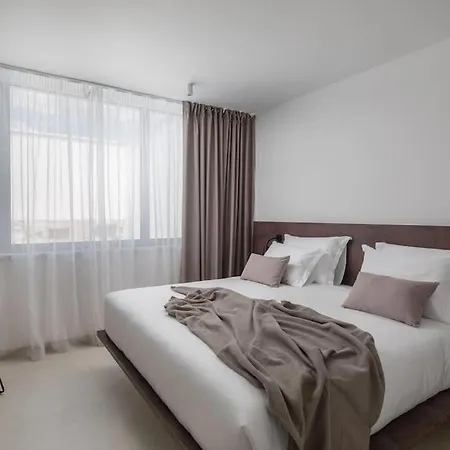 Luxury White Palace With Heated Pool 别墅 特罗吉尔