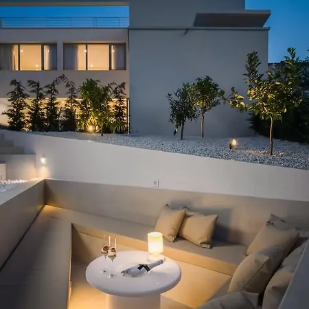 Luxury White Palace With Heated Pool 别墅 *