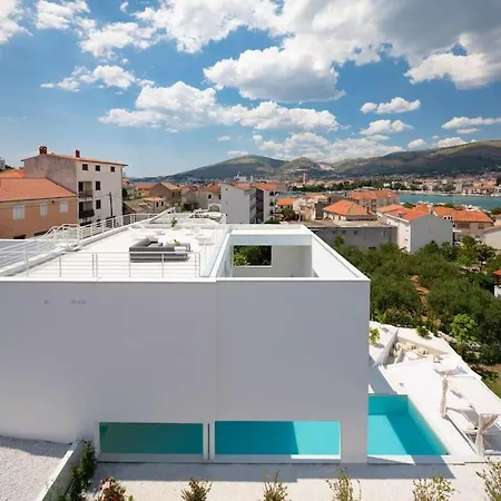 Luxury White Palace With Heated Pool 别墅