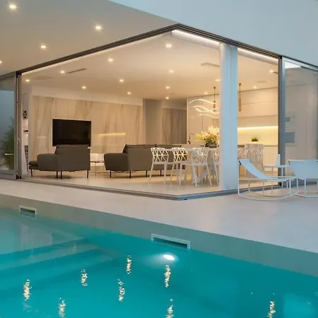 Luxury White Palace With Heated Pool 别墅 *