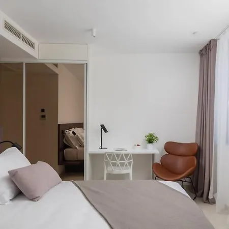 Luxury White Palace With Heated Pool 别墅 特罗吉尔