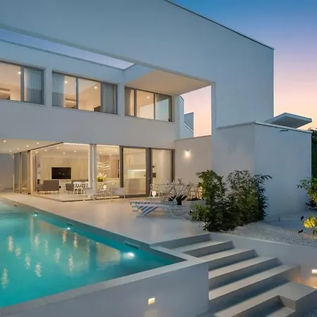 别墅 Luxury White Palace With Heated Pool 特罗吉尔