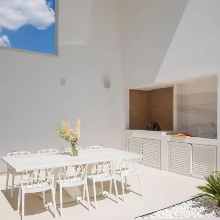 Luxury White Palace With Heated Pool 特罗吉尔