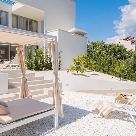 Luxury White Palace With Heated Pool 特罗吉尔