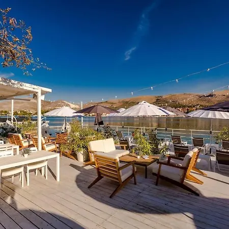 Luxury White Palace With Heated Pool 特罗吉尔